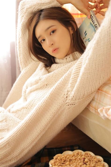 翟晓川今天参加阅兵仪式戴北京青年榜样奖章和首钢劳动模范奖章